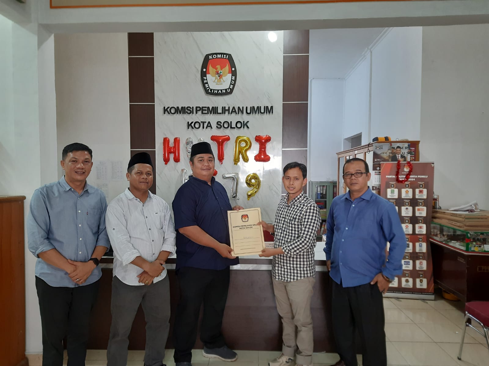 Bawaslu Kota Solok melakukan pengawasan melekat penyerahan berita acara hasil penelitian administrasi calon Pasangan Calon (Paslon) Walikota dan Wakil Walikota Solok Pemilihan Serentak Tahun 2024, Kamis (05/09).