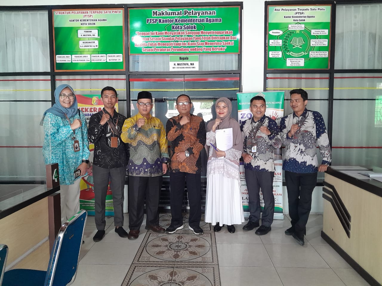 Anggota Badan Pengawas Pemilihan Umum (Bawaslu) Kota Solok, Ilham Eka Putra dan Eka Rianto didampingi staf Bawaslu Kota Solok, melakukan pengawasan terhadap tahapan penelitian perbaikan persyaratan administrasi calon dengan melakukan klarifikasi secara langsung ke beberapa instansi terkait yang dikunjungi oleh KPU Kota Solok.