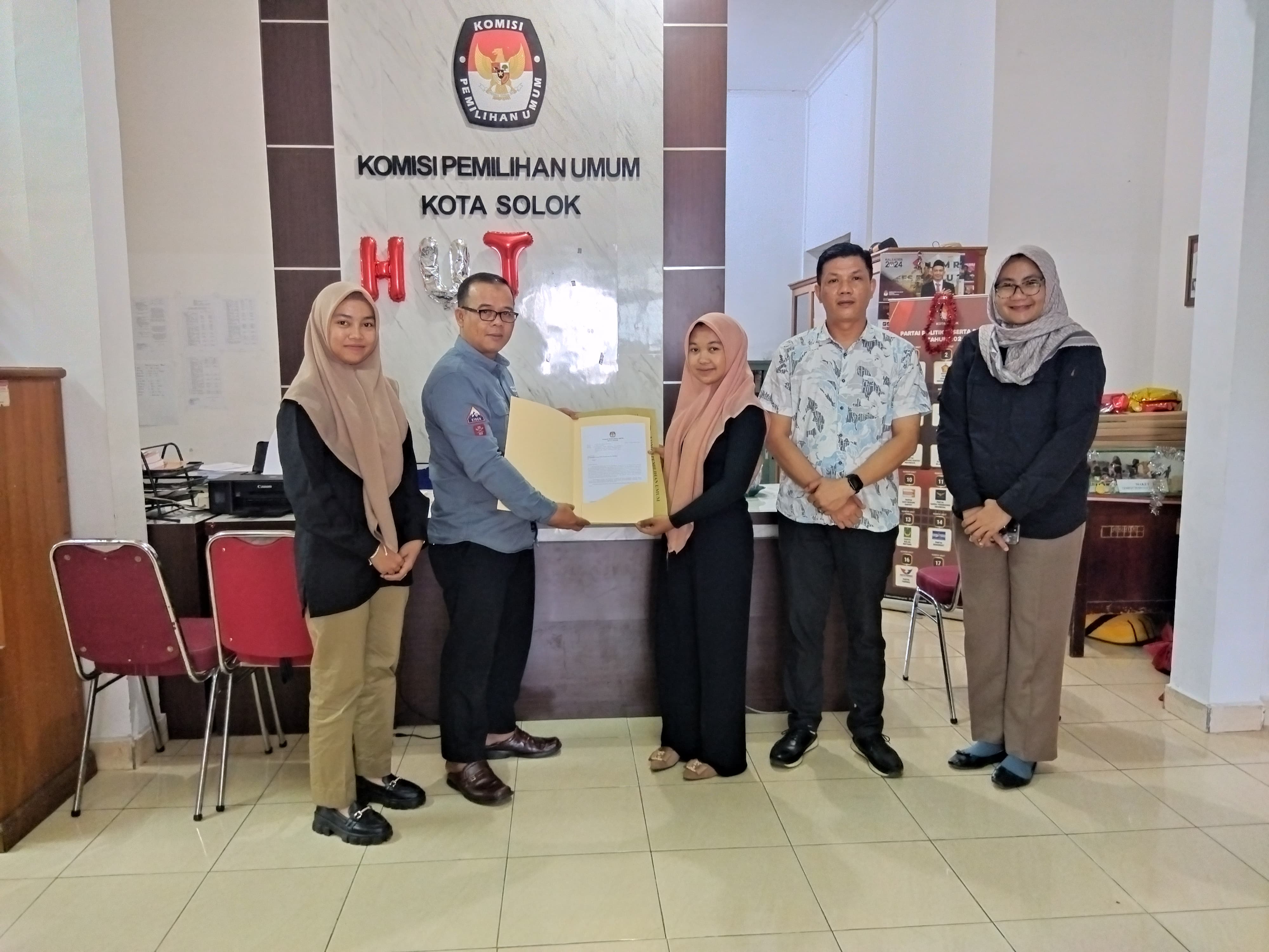 Bawaslu Kota Solok melakukan pengawasan penyerahan Berita Acara Hasil Penelitian Persyaratan Adminstrasi Calon Walikota dan Wakil Walikota Solok. Penyerahan Berita Acara disampaikan kepada LO masing-masing paslon pada Sabtu, 14 September 2024 di Kantor KPU Kota Solok.