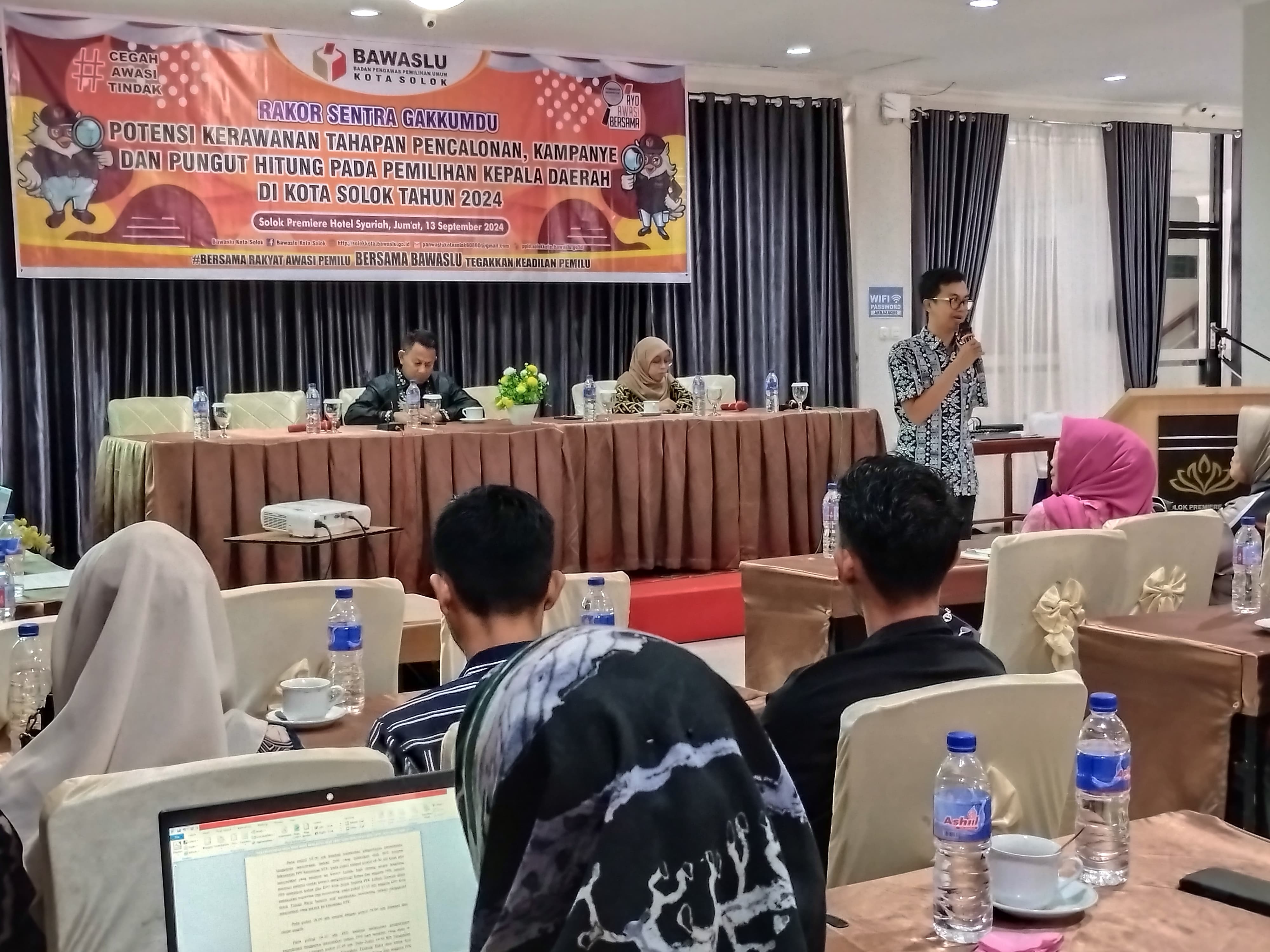 Badan Pengawas Pemilu (Bawaslu) Kota Solok menggelar rapat koordinasi (Rakor) Sentra Penegak Hukum Terpadu (Gakkumdu) di Premiere Hotel Syari'ah, Jum'at, (13/09).