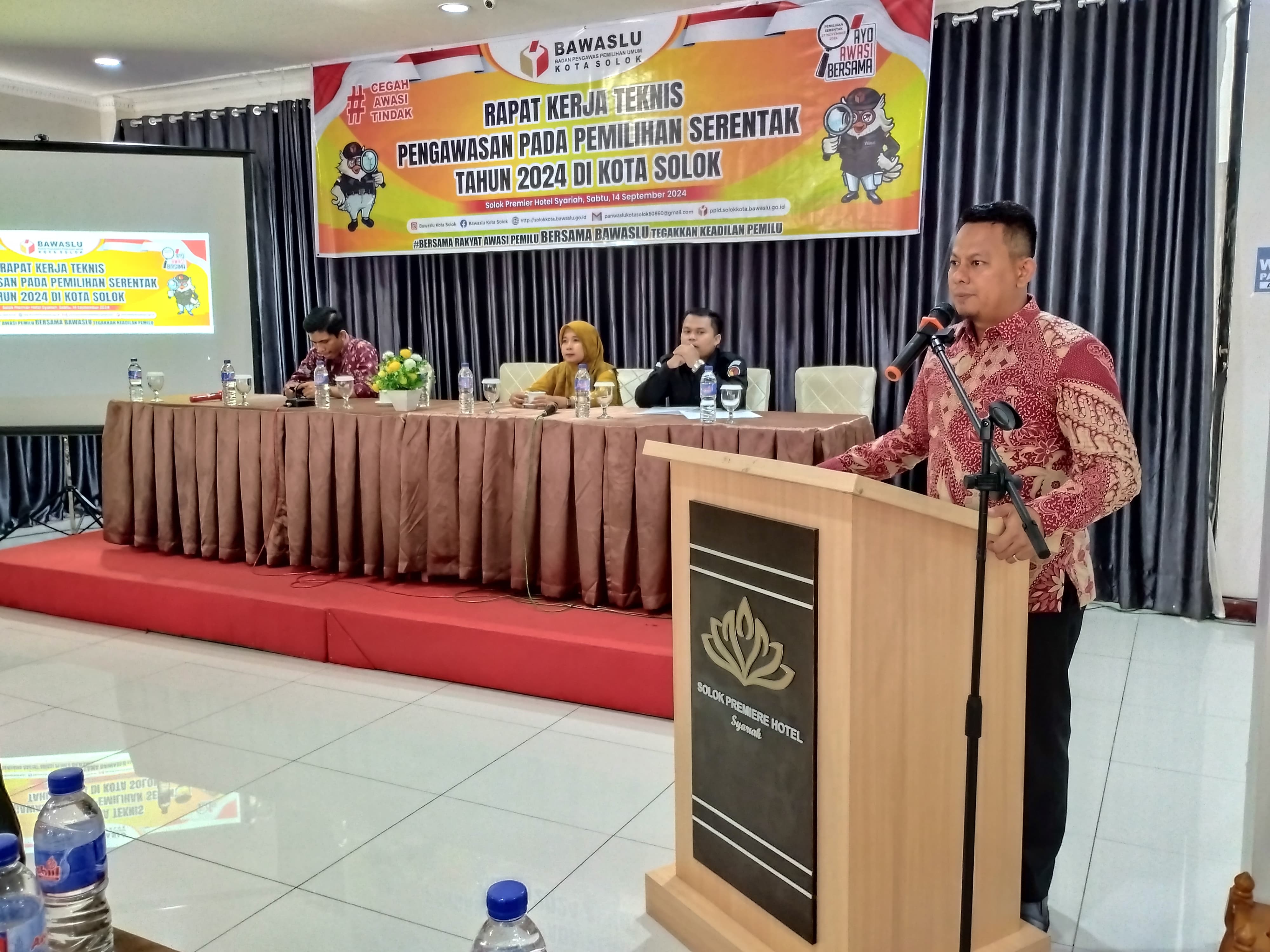 Badan Pengawas Pemilu (Bawaslu) Kota Solok menggelar rapat kerja teknis pengawasan pada Pemilihan Serentak tahun 2024 pada Sabtu (14/9/2024) di Solok Premiere Hotel.