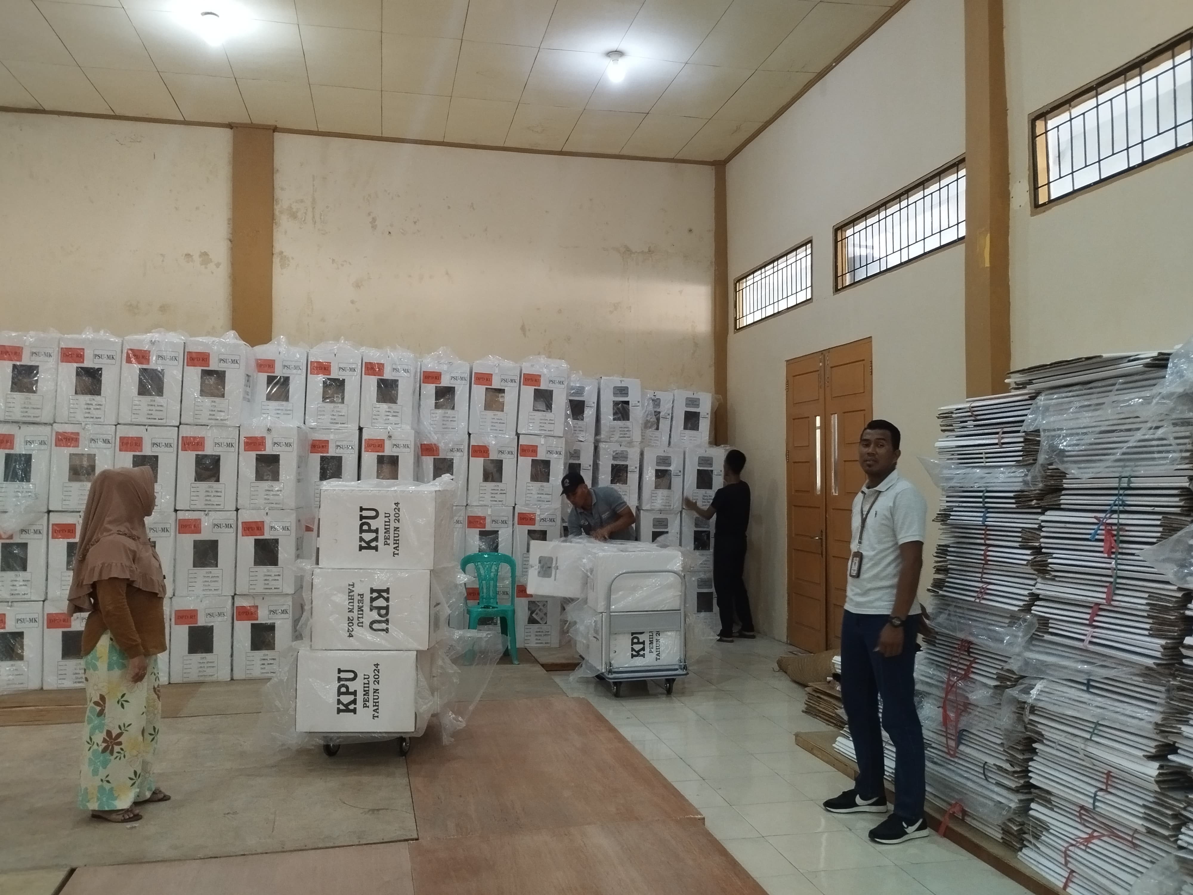Badan Pengawas Pemilihan Umum (Bawaslu) Kota Solok melakukan pengawasan logistik pasca pemilu di Gudang KPU Kota Solok.