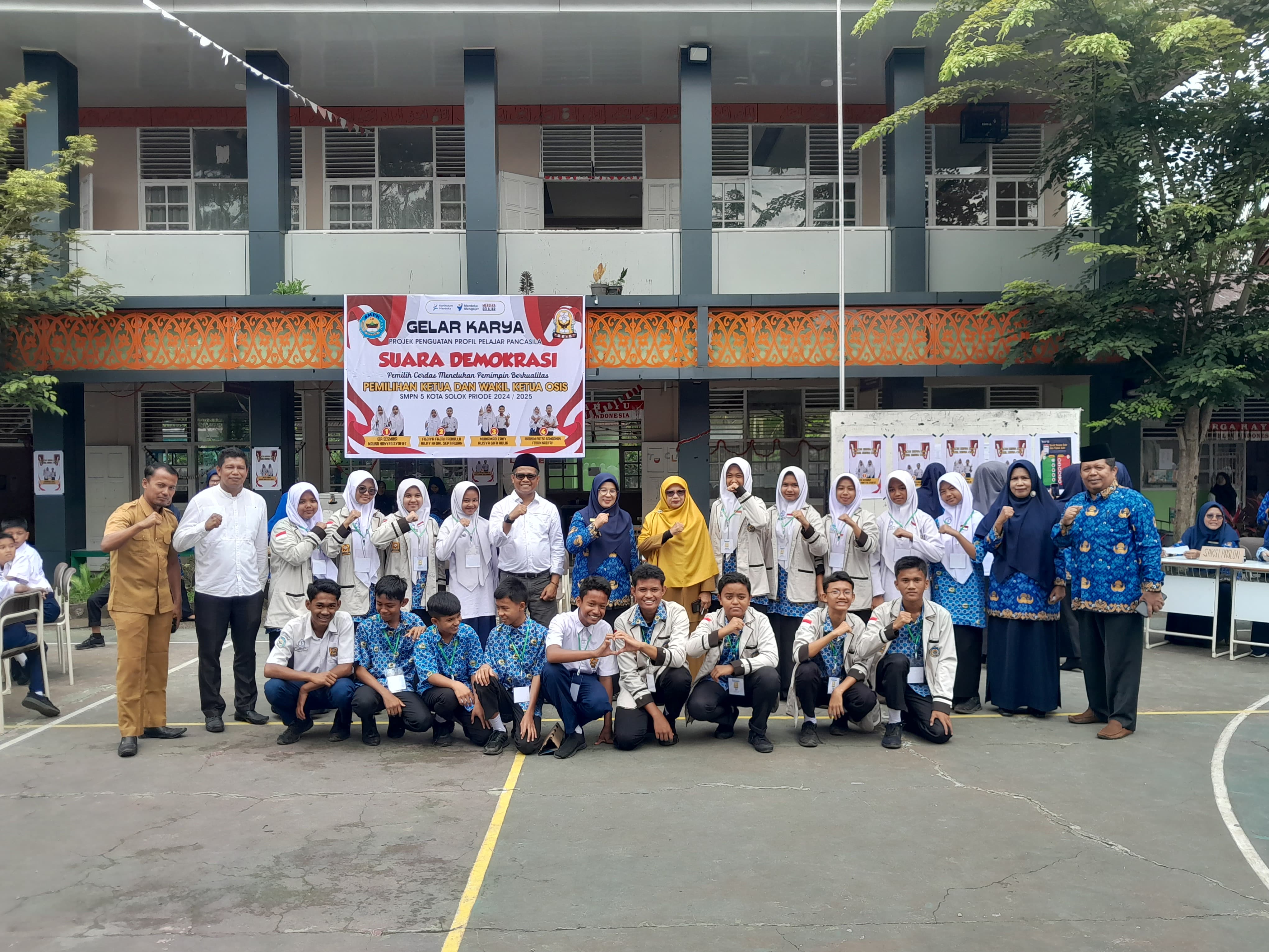 Anggota Bawaslu Kota Solok, Ilham Eka Putra berikan sosialisasi terkait demokrasi dan pemilihan di SMPN 5 Kota Solok, Selasa (17/09).