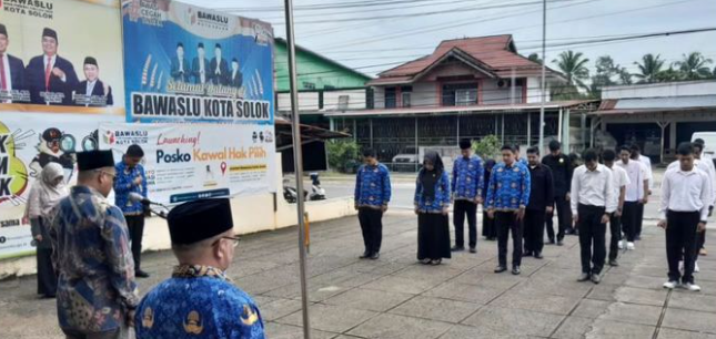 Dalam rangka memperingati Hari Kesaktian Pancasila, Bawaslu Kota Solok menggelar upacara di depan Kantor Bawaslu Kota Solok, Selasa (1/10/2024).