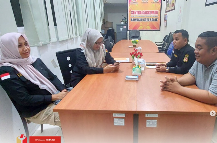 Dalam rangka pengelolaan database produk hukum (JDIH), Badan Pengawas Pemilihan Umum (Bawaslu) Provinsi Sumatera Barat melakukan supervisi dan monitoring ke Bawaslu Kota Solok, Selasa (08/10).