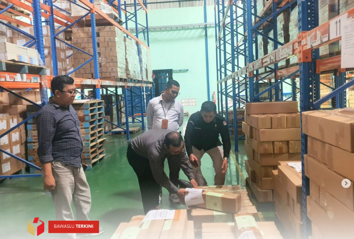 Badan Pengawas Pemilihan Umum (Bawaslu) Kota Solok melakukan pengawasan langsung pengadaan logistik ke 2 (dua) perusahaan percetakan yang ada di Semarang, yaitu PT. Temprina dan CV. Beringin Indah pada Minggu, (12/10).