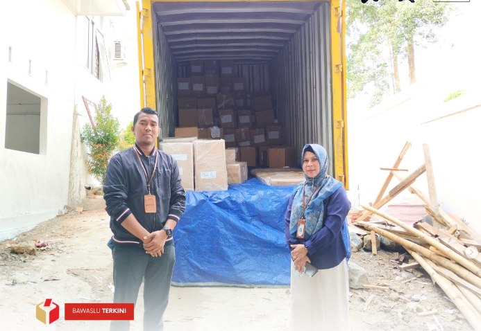 Pastikan kesiapan logistik pada Pemilihan Serentak Tahun 2024, Bawaslu Kota Solok melakukan pengawasan kedatangan logistik ke Gudang Logistik KPU Kota Solok, Minggu (12/10).