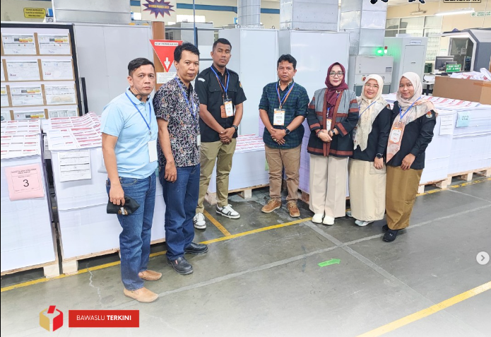 Dalam rangka memastikan produksi logistik untuk Pemilihan Serentak Tahun 2024 di Kota Solok, Bawaslu Kota Solok melakukan visitasi ke percetakan PT. Gramedia Cikarang, Bekasi (17/10).