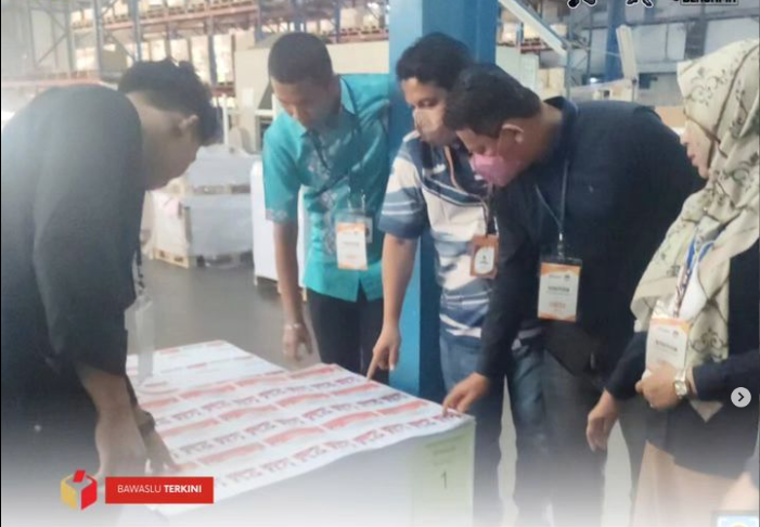 Ketua Badan Pengawas Pemilihan Umum (Bawaslu) Kota Solok, Rafiqul Amin beserta jajaran melakukan pengawasan langsung proses pengepakan surat suara untuk Pemilihan Serentak Tahun 2024 untuk Kota Solok, Jakarta (19/10).