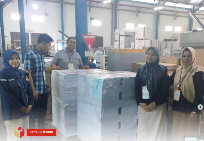 Anggota Bawaslu Kota Solok, Eka Rianto beserta jajaran melakukan pengawasan proses potong dan pengepakan surat suara Pilkada Kota Solok langsung ke percetakan, Minggu (20/10).