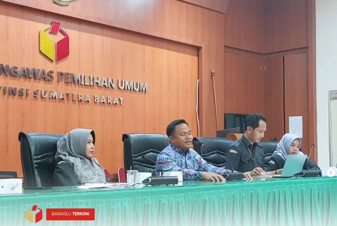 Bawaslu Kota Solok mengikuti Rapat Koordinasi Pengawasan Daftar Pemilih Tambahan (DPTb) dan Daftar Pemilih Khusus (DPK) pada Pemilihan Serentak Tahun 2024 di Provinsi Sumatra Barat, Senin, (21/10).