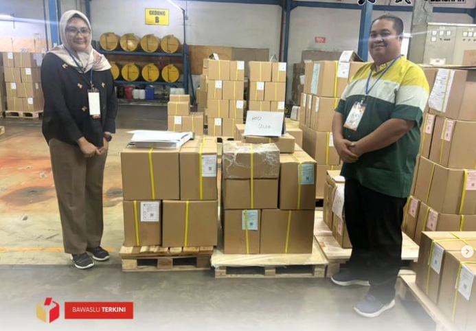 Anggota Bawaslu Kota Solok, Eka Rianto bersama staf, melaksanakan visitasi ke percetakan dalam rangka pengawasan logistik Pemilihan Serentak Tahun 2024, (22-23/10).