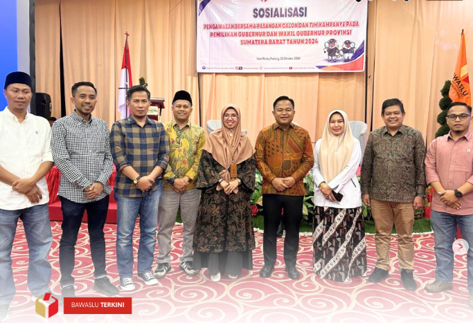  Bawaslu Provinsi Sumatera Barat menggelar Sosialisasi pengawasan bersama dengan pasangan calon dan tim kampanye pada Pemilihan Gubernur dan Wakil Gubernur Provinsi Sumatera Barat, di Rocky Hotel Padang (23/10).