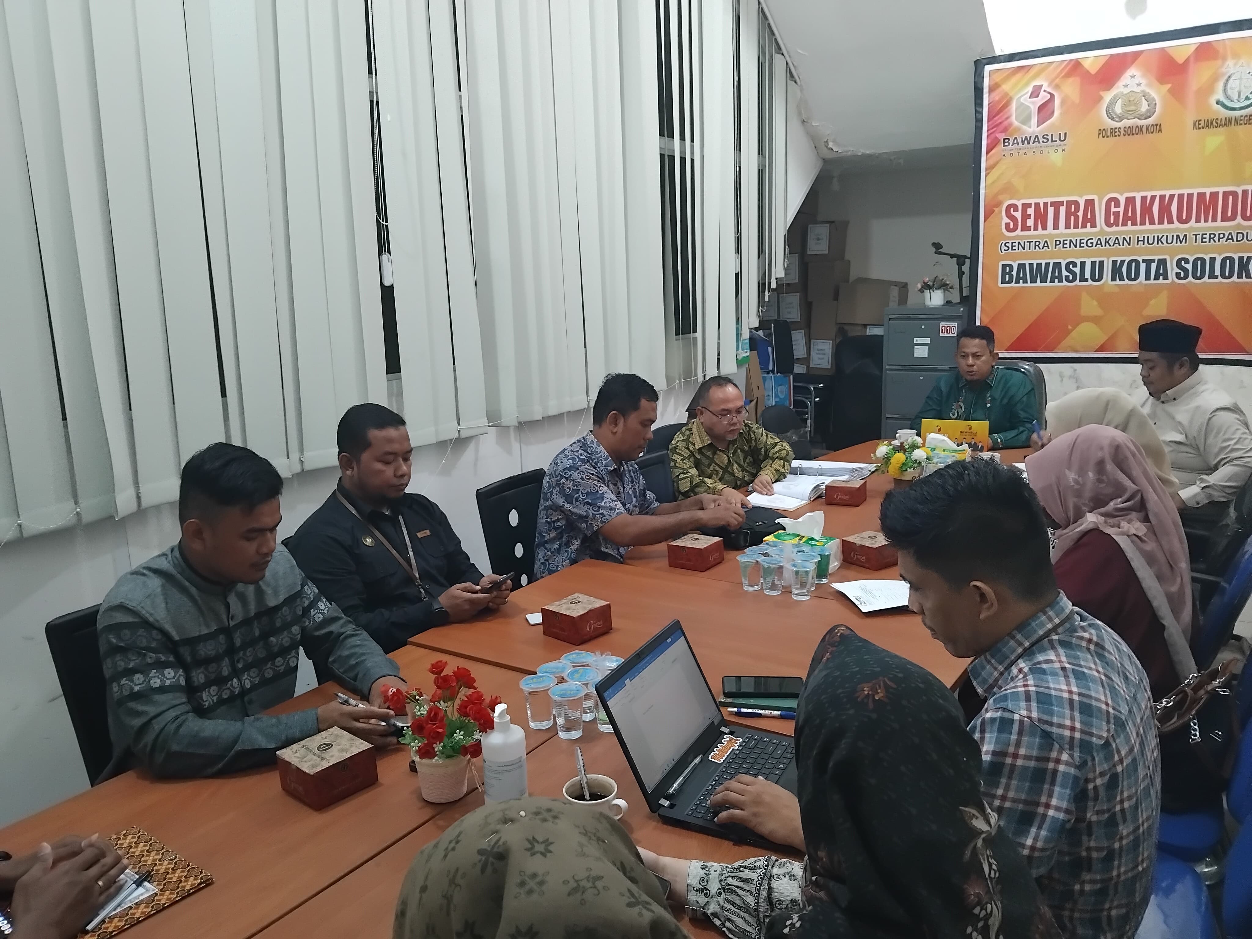 Bawaslu Kota Solok menyelenggarakan rapat kelompok kerja (Pokja), Jum'at (27/09).