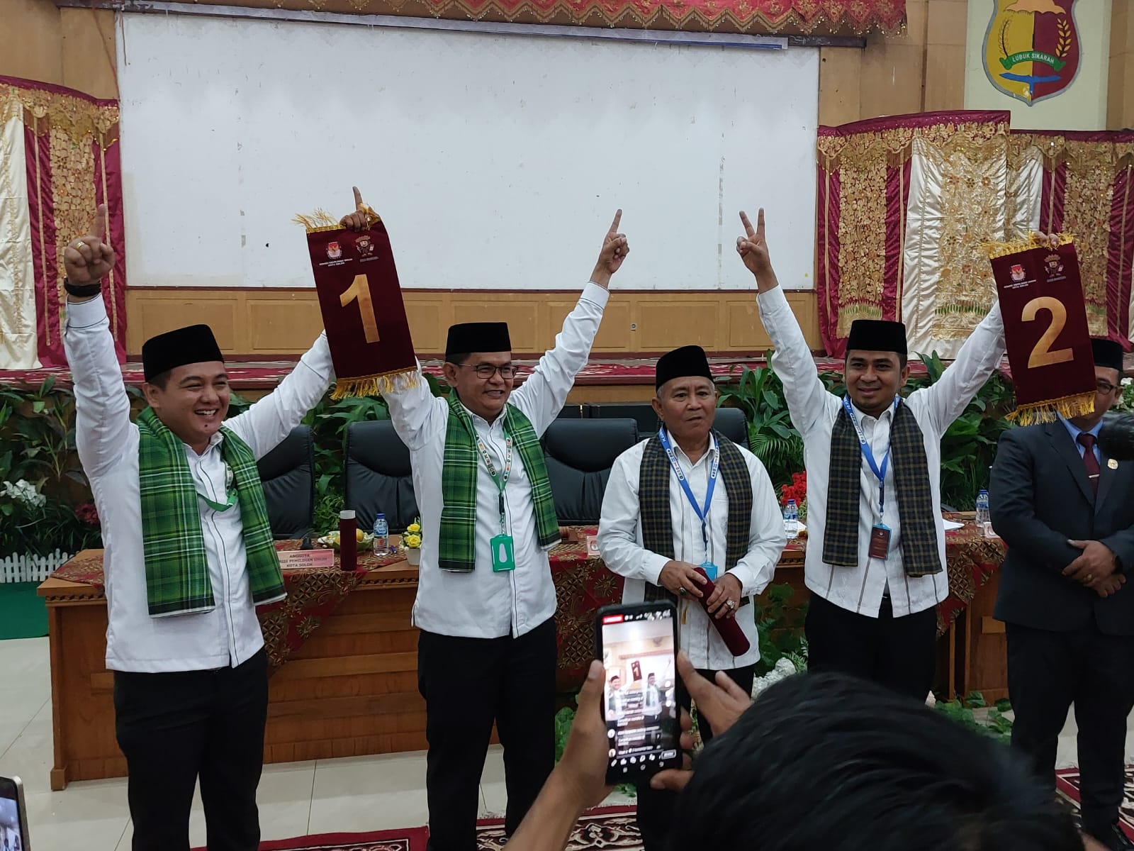 Bawaslu Kota Solok Awasi Rapat Pleno Penetapan Nomor Urut Paslon Pilkada Kota Solok 2024