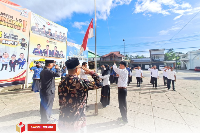 Bawaslu Kota Solok menyelenggarakan upacara yang dihelat di depan Kantor Bawaslu Kota Solok, Senin (28/10).