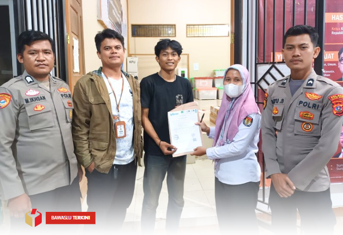 Badan Pengawas Pemilihan Umum (Bawaslu) Kota Solok melakukan pengawasan kedatangan logistik di Gudang KPU Kota Solok, Senin (28/10).