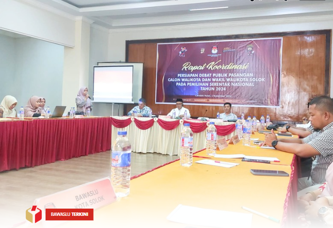 Badan Pengawas Pemilihan Umum (Bawaslu) Kota Solok menghadiri rapat koordinasi yang digelar oleh Komisi Pemilihan Umum (KPU) Kota Solok di Caredek Hotel, Jum'at (1/11).