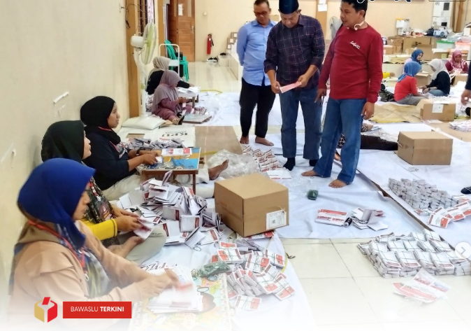 Badan Pengawas Pemilu (Bawaslu) Kota Solok melakukan pengawasan melekat sortir lipat surat suara Pemilihan Gubernur dan Wakil Gubernur Sumatera Barat serta Walikota dan Wakil Walikota Solok Tahun 2024 di Gudang Logistik KPU Kota Solok, (02-03/11/2024).