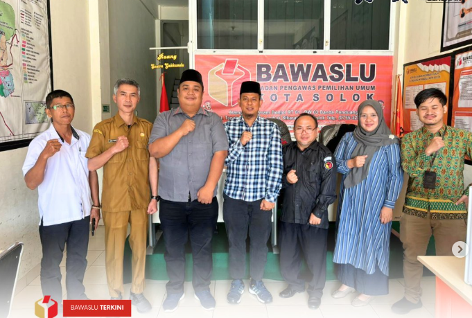 Bawaslu Kota Solok mendapat kunjungan dari tim Komisi Informasi Provinsi Sumatera Barat pada Senin, (4/11).