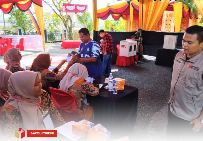 Bawaslu Kota Solok melakukan pengawasan simulasi pemungutan dan penghitungan suara yang diselenggarakan oleh KPU Kota Solok, Sabtu (9/11).