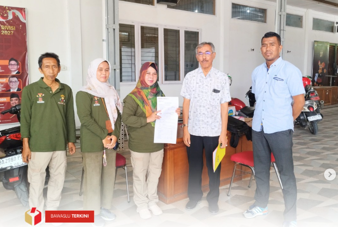 Badan Pengawas Pemilihan Umum (Bawaslu) Kota Solok kembali melakukan pengawasan kedatangan logistik Pemilihan Serentak di Gudang Logistik KPU Kota Solok, Sabtu (9/11).