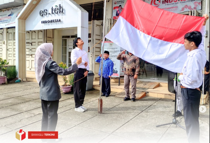 Bawaslu Kota Solok menggelar upacara di halaman Kantor Bawaslu Kota Solok, Minggu (10/11).