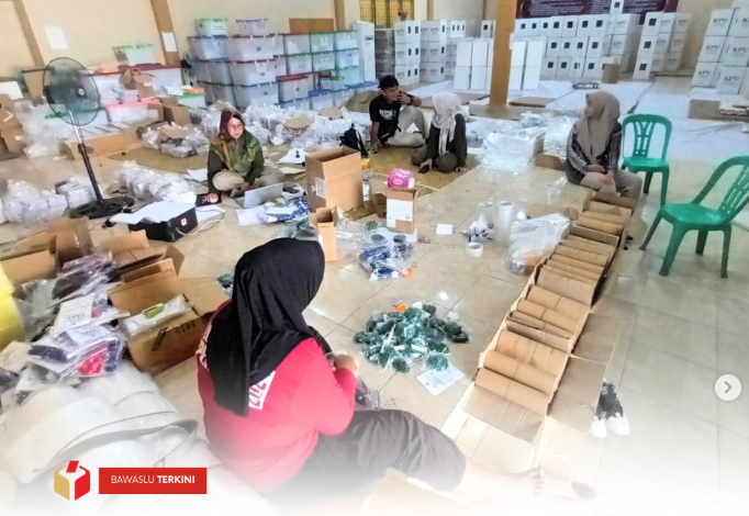 Bawaslu Kota Solok kembali melakukan pengawasan pengepakan di Gudang Logistik KPU Kota Solok, Sabtu (9/11).