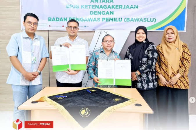 Badan Pengawas Pemilihan Umum (Bawaslu) Kota Solok melakukan penandatanganan kerjasama dengan BPJS Ketenagakerjaan, Jum'at (08/11).