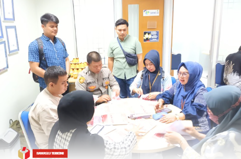 Bawaslu Kota Solok awasi penjemputan kekurangan surat suara, Jum'at (15/11).