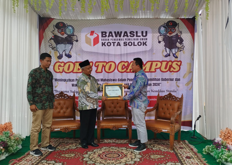 Bawaslu Kota Solok gelar Bawaslu Goes To Campus di Halaman Universitas Mahaputra Muhammad Yamin Solok, (23/11).