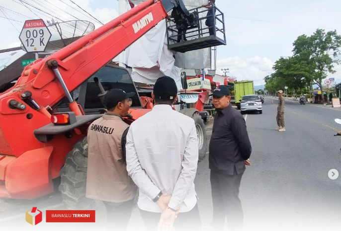 Badan Pengawas Pemilihan Umum (Bawaslu) Kota Solok bersama tim gabungan yang terdiri dari Satpol PP, Polres Solok Kota, Dandim 0309 Solok, Dinas Lingkungan Hidup & Dinas Perhubungan Kota Solok melakukan penertiban Alat Peraga Kampanye (APK) yang masih terpasang di masa tenang, Senin (25/11).