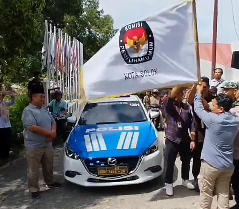Badan Pengawas Pemilihan Umum (Bawaslu Kota Solok) melakukan pengawasan melekat pelepasan distribusi logistik jelang Pemilihan Kepala Daerah Serentak, Selasa (26/11).