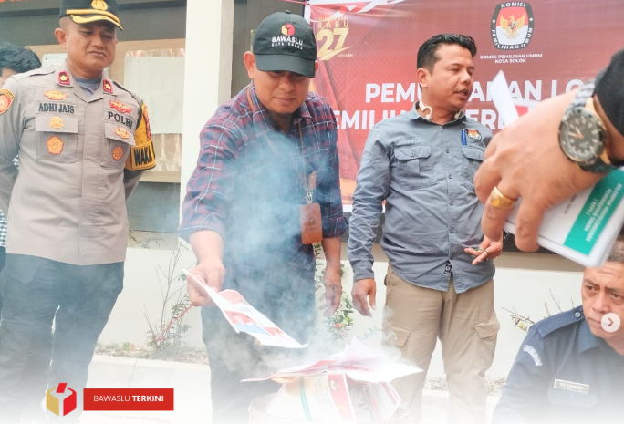 Ketua Bawaslu Kota Solok, Rafiqul Amin mengawasi pemusnahan kelebih surat suara secara langsung di Kantor KPU Kota Solok, Selasa (26/11).