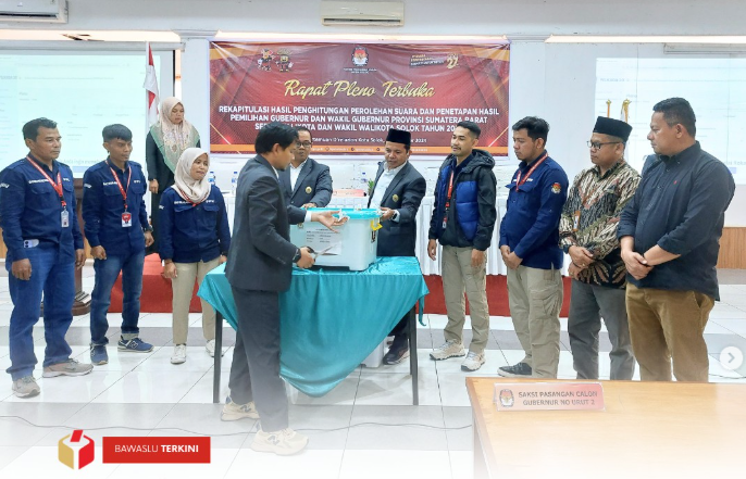 Ketua Badan Pengawas Pemilihan Umum (Bawaslu) Kota Solok, Rafiqul Amin beserta jajaran mengawasi proses Rapat Pleno Terbuka Rekapitulasi Hasil Penghitungan Perolehan Suara dan Penetapan Hasil Pemilihan Gubernur dan Wakil Gubernur Provinsi Sumatera Barat serta Walikota dan Wakil Walikota Solok Tahun 2024 yang digelar oleh KPU di Ruang Pertemuan D'Relazion Kota Solok pada Selasa, (03/12).