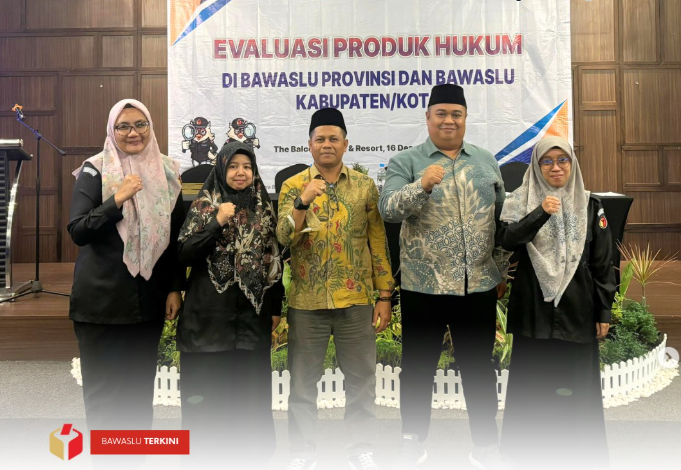 Bawaslu Kota Solok mengikuti Rapat Evaluasi Produk Hukum di Hotel Balcon pada Senin (16/12).