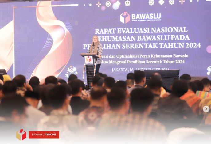 Lolly sampaikan arahan dalam kegiatan Rapat Evaluasi Nasional Kehumasan Bawaslu pada Pemilihan 2024, Senin (16/12/2024).