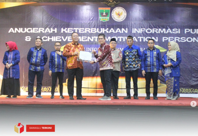 Bawaslu Kota Solok turut menghadiri acara Anugerah Keterbukaan Informasi Publik yang diselenggarakan oleh Komisi Informasi Provinsi Sumatera Barat di Balai Sidang Bung Hatta, Bukittinggi (18/12).