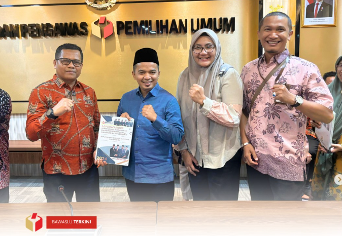 Badan Pengawas Pemilihan Umum (Bawaslu) Kota Solok bersama Bawaslu 18 Kabupaten/Kota se-Sumatera Barat menyerahkan laporan akhir pencegahan dan pengawasan ke Bawaslu Republik Indonesia pada Rabu, (15/01).