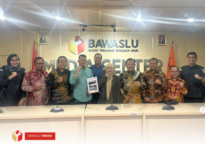 Badan Pengawas Pemilihan Umum (Bawaslu) Kota Solok bersama Bawaslu 18 Kabupaten/Kota se-Sumatera Barat menyerahkan laporan akhir kehumasan kepada Bawaslu Republik Indonesia pada Senin, (20/01).