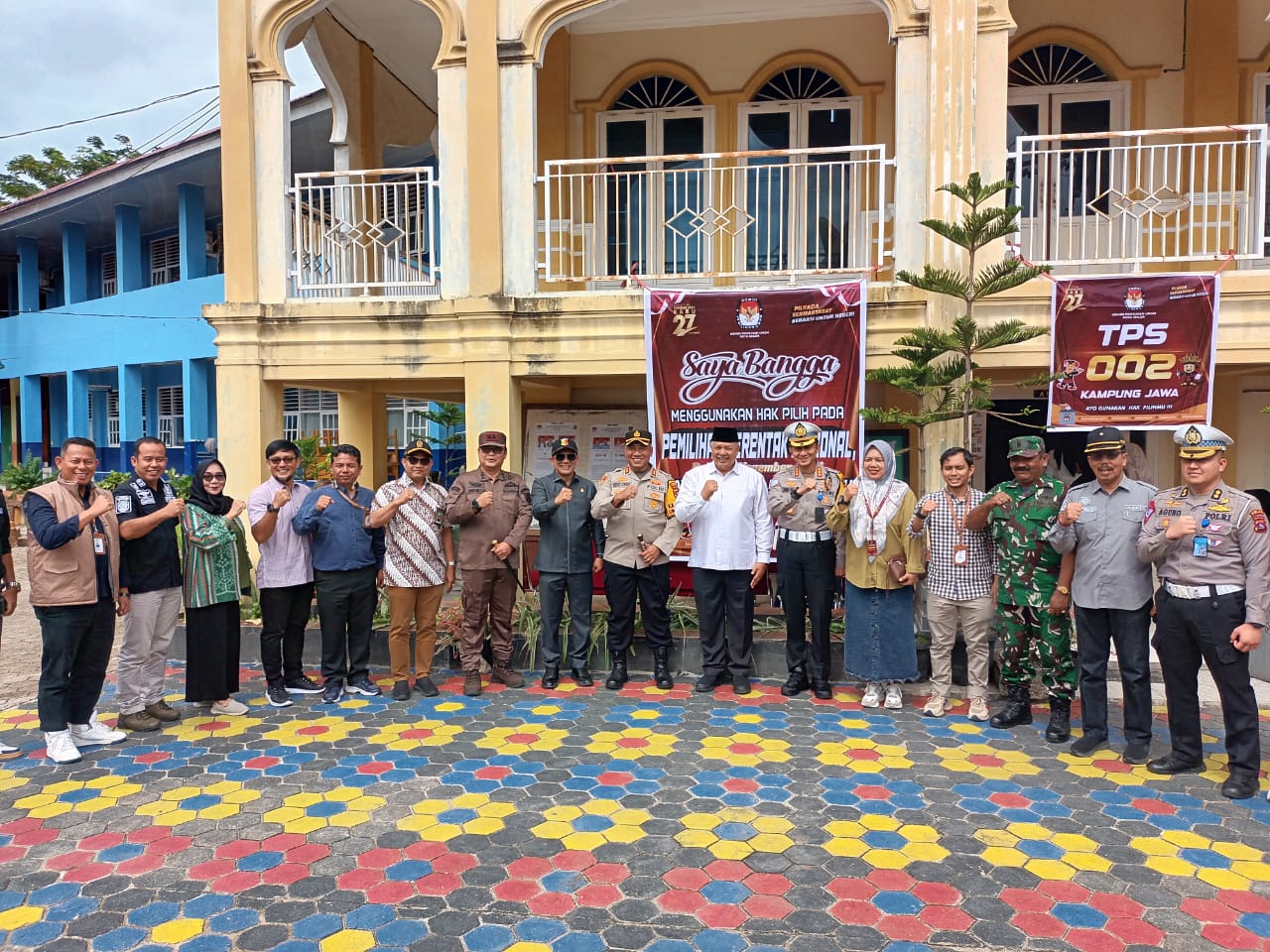 Ketua Bawaslu Kota Solok berfoto bersama Walikota dan jajaran OPD Kota Solok dalam melakukan pengawasan monitoring pelaksanaan Pemilihan Serentak Gubernur dan Wakil Gubernur serta Walikota dan Wakil Walikota Tahun 2024, Rabu (27/11). 