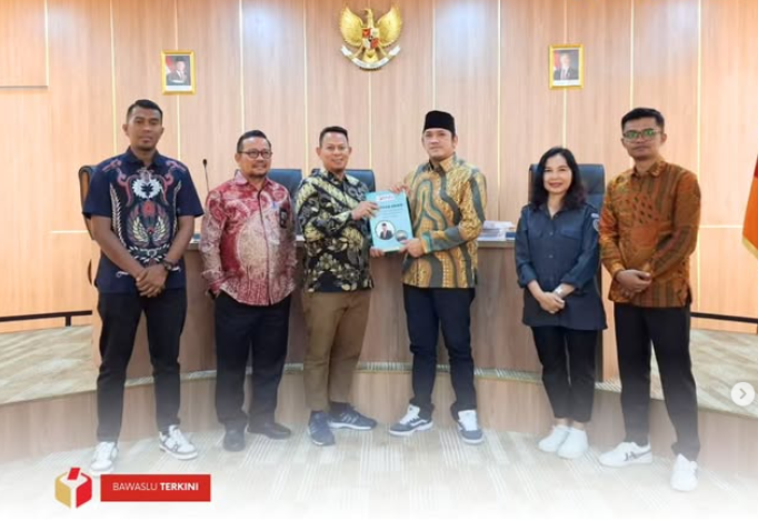 Badan Pengawas Pemilihan Umum (Bawaslu) Kota Solok telah secara resmi menyerahkan Laporan Akhir terkait Sumber Daya Manusia (SDM) dan Organisasi kepada Bawaslu Republik Indonesia, Selasa (04/02). 