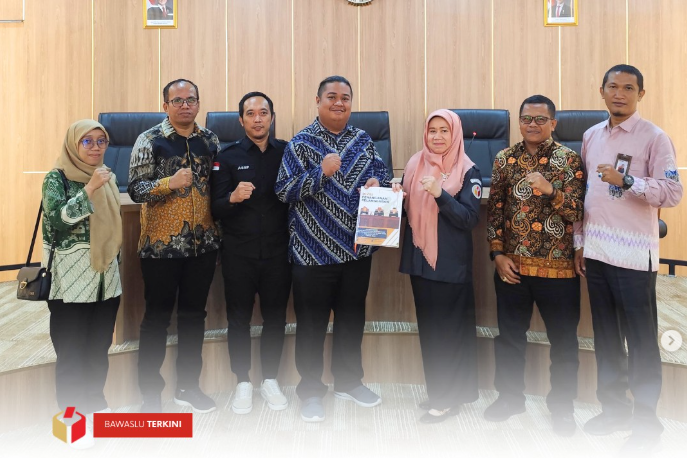 Bawaslu Kota Solok secara resmi menyerahkan Laporan Akhir Divisi Penanganan Pelanggaran kepada Bawaslu RI pada Senin, 10 Februari 2025, di Jakarta. 