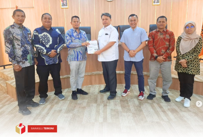 Bawaslu Kota Solok secara resmi menyerahkan Laporan Akhir Pengawasan Tahapan Pencalonan Kepala Daerah kepada Bawaslu RI pada Rabu, 12 Februari 2025, di Jakarta.