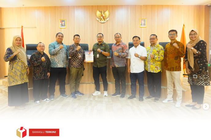 Badan Pengawas Pemilihan Umum (Bawaslu) Kota Solok secara resmi menyerahkan Laporan Layanan Informasi Publik Tahun 2024 kepada Bawaslu Republik Indonesia (RI) pada Jumat (21/2). 