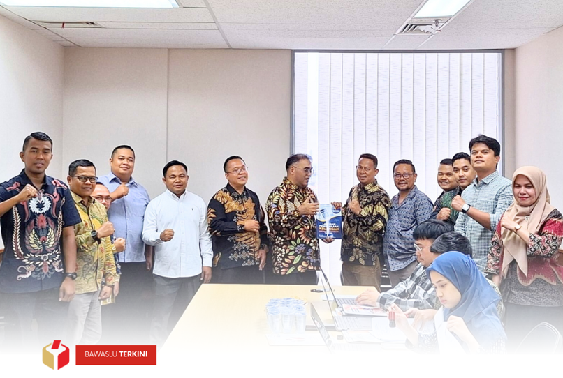 Badan Pengawas Pemilihan Umum (Bawaslu) Kota Solok resmi menyerahkan laporan keuangan tahun 2024 kepada Bawaslu Republik Indonesia (RI) pada Kamis (27/2) di Jakarta. 