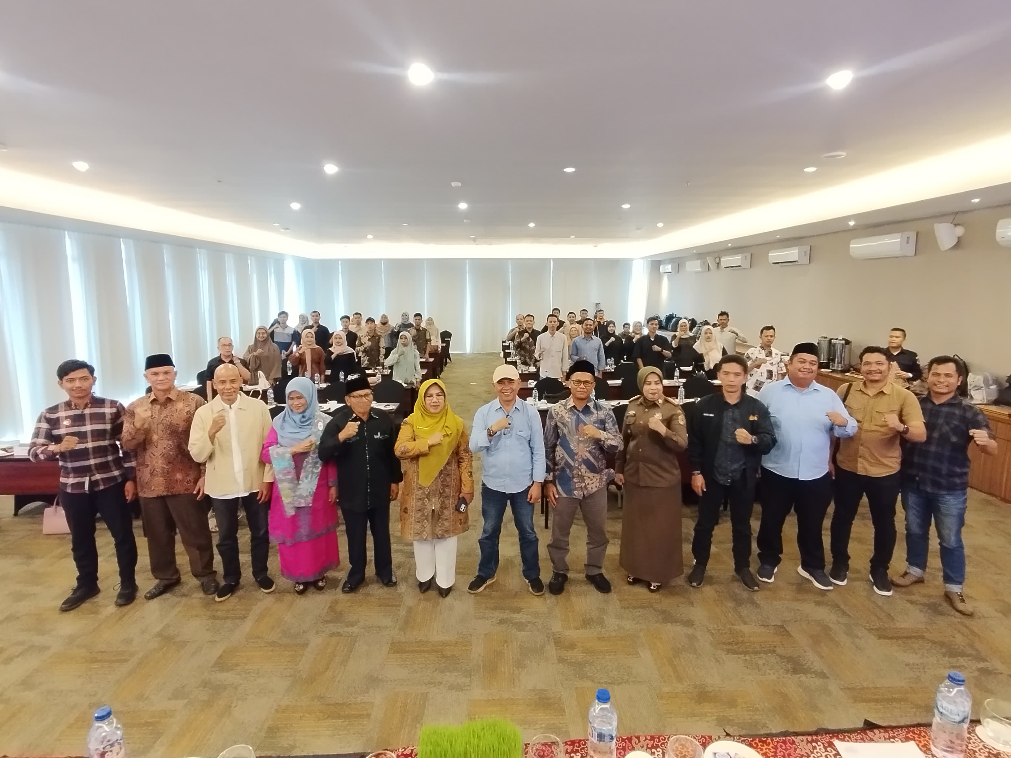 Bawaslu Kota Solok menggelar Rapat Koordinasi Bersama Stakeholder dalam rangka Evaluasi Pengawasan Pemilihan Serentak 2024 di ZHM Premiere Hotel Padang, Selasa sd Rabu (18-19/02).