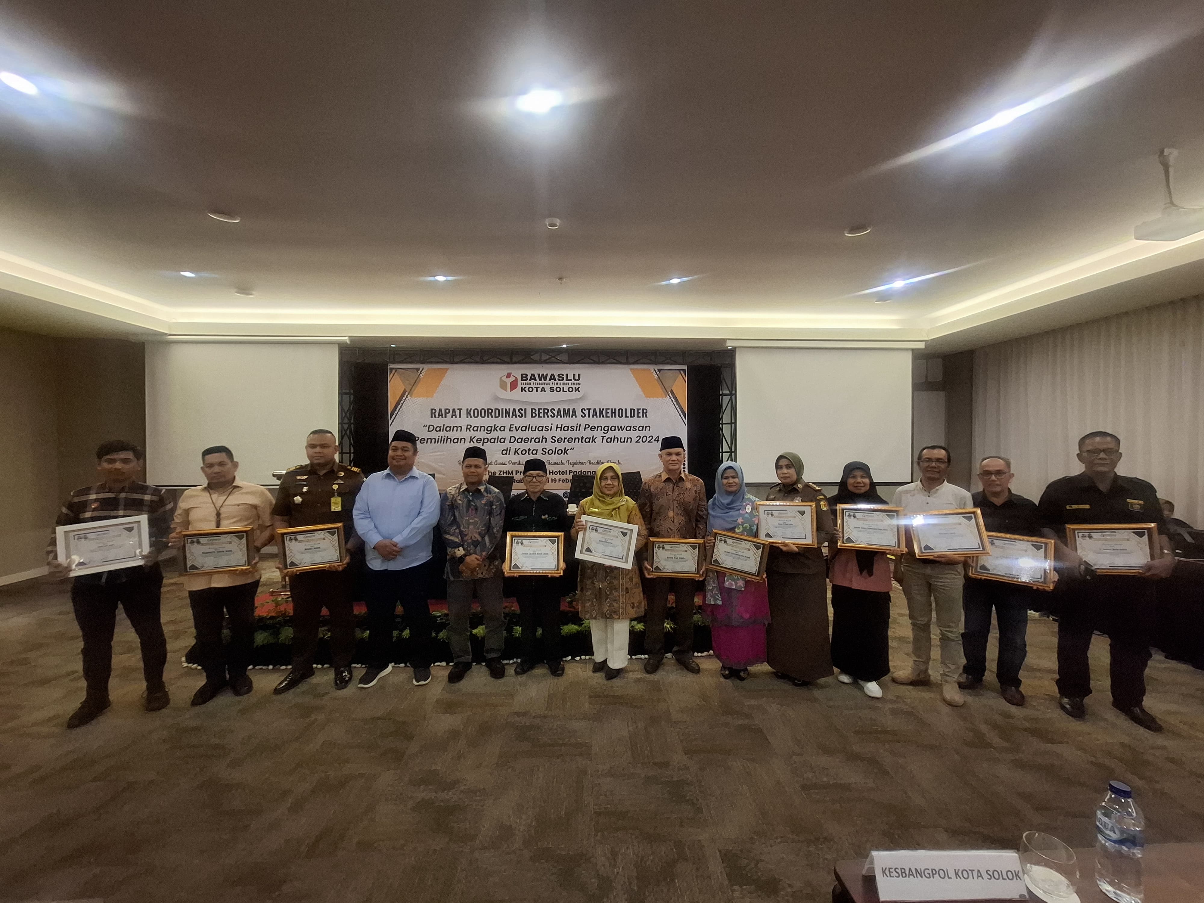Bawaslu Kota Solok memberikan penghargaan kepada stakeholder yang berperan aktif dalam mendukung pengawasan pemilihan di ZHM Premiere Hotel Padang, Selasa sd Rabu (18-19/02).