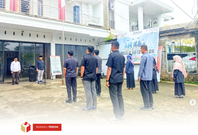 Bertempat di halaman kantor Bawaslu Kota Solok, pada Selasa pagi, 8 April 2025, Bawaslu Kota Solok menggelar apel perdana pasca libur Lebaran.