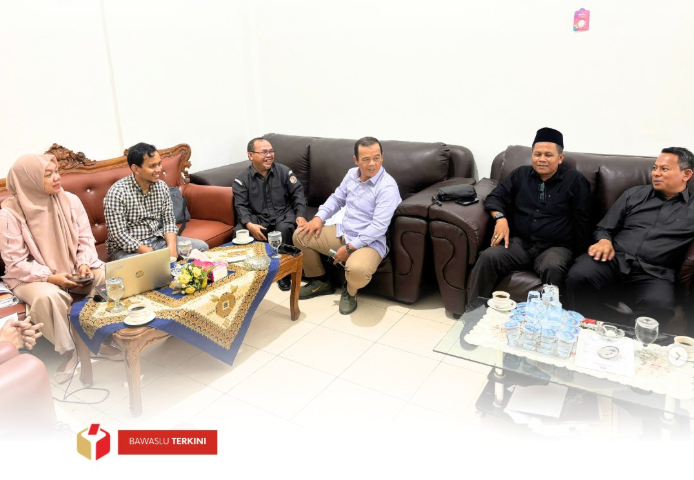 Dalam rangka melaksanakan fungsi pencegahan dan pengawasan terhadap proses Pemutakhiran Data Pemilih Berkelanjutan (PDPB), Bawaslu Kota Solok melakukan koordinasi dengan KPU Kota Solok, Senin (19/05).
